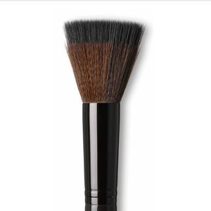 NEW Laura Mercier Finishing Brush